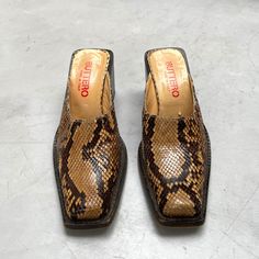 Incredible authentic Italian 1970s vintage snakeskin shoes. Label reads EU 35 / UK 3 but we estimate it is more like a UK 4. Retro Brown Slip-on Mules, Brown Retro Slip-on Mules, Vintage Brown High Heel Mules, Vintage Pointed Toe Mules, Snakeskin Shoes, Snake Boots, Snake Skin Shoes, Heel Mules, Authentic Italian