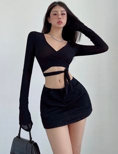 size Bust (high elastic) Shoulder width Sleeve length Hem (high bounce) Post-medium length S 70+ 34 72 68+ 30.5 M 74+ 35 73 72+ 31.5 L 78+ 36 74 76+ 32.5 Measurement unit: centimeters. Please understand that there is a 1-3cm error range due to different measurement methods.Age: 18-24 years oldSize: S M LPattern: Solid colorStyle: StreetStreets: European and AmericanCollar: V-neckPopular elements: lacingMain color: Black zebra patternSleeve type: Long sleevesCatalog number: 5.31Pattern culture: y Units Of Measurement, Number 5, Cropped Top, Deep V Neck, Medium Length, Short Outfits, Workout Clothes, Types Of Sleeves, Lace Up