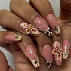 Grown Up Nails, Brown Color Nails, Brown Flower Nails, Square Nails Fall, Flower Nails Short, Fall Brown Nails, Fall Nail Art Ideas, Elegant Manicure, Light Brown Color