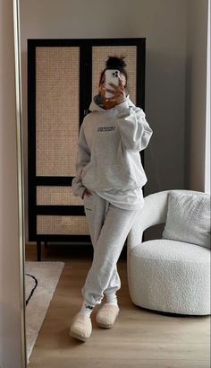 Tracksuit Outfit Women, Cool Sweatpants, Grey Sweatsuit, Sweatpants Outfit Ideas, Grey Tracksuit, Jogging Outfit, Lounge Outfits, Sweatpants Outfits, Cozy Sweatpants