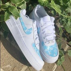 - Auténtico, completamente nuevo en caja.  
  - 100% hecho a mano a la perfección .❤️  
  - Cada par es único y único .🌷  
  - Impermeable y a prueba de rayones.😊 Custom Blue Sneakers, Blue Low-top Sneakers For Gift, Custom White Sneakers For Gift, Black Air Force 1, All White Sneakers, Custom Air Force 1, Sneakers Addict, Shoe Company, Custom Nikes