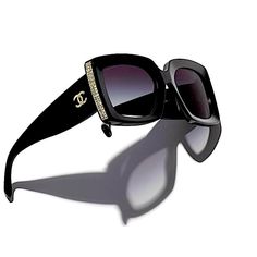 Categories :Women Category:Accessories Sub-Category:Sunglasses Designer:Chanel Condition:Never Wornmore Info Material:Plastic Colour:Black Black & Gold. Lenses: Gray, Gr Adient. 100% Uva And Uvb Protection Ce - Lenses Are Uv Category Filter 3 - Prescription Friendly Case Icluded Made In Italy Chanel Butterfly Sunglasses, Chanel Glasses, Pearl Logo, Chanel Tweed, Chanel Logo, Tortoise Sunglasses, Butterfly Sunglasses, Chanel Accessories, Chanel Sunglasses