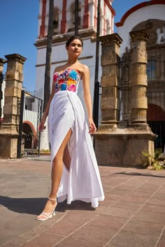 We want to be part of your special day with a unique dress that represents Mexican folklore and culture with details, colors, and embroidery made in collaboration with artisans from various Indigenous communities in different states of Mexico. Unique Dresses For Wedding, Mexican Embroidery Dress, Oaxaca Wedding Dress, Mexican Style Outfits, Otomi Wedding Dress, Mexican Dress, Mariachi Dress, Mexican Outfit Ideas, Modern Mexican Dress Embroidery