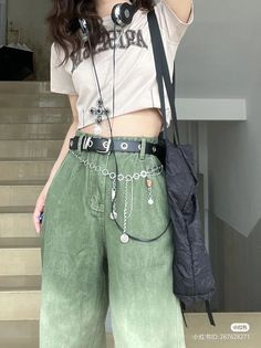 Embrace Green Fashion with these Stylish outfit Ideas Grunge Outfit Female, Hannah Core Outfits, College Grunge Outfits, Outfit Ideas Indie Grunge, Womens Aesthetic Outfits, Colorful Grunge Aesthetic Outfits, Big Pants Small Shirt Grunge, Fem Y2k Outfits, Grunge Inspo Outfit