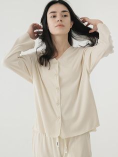 Composition : Poly 95% Span 5%Color : Light beigeCountry of Origin : China Cream Long Sleeve Sleepwear For Lounging, Beige Long Sleeve Sleepwear For Pajama Party, Long Sleeve Cream Sleepwear For Lounging, Casual Beige Sleepwear For Pajama Party, Beige Long Sleeve Tops For Lounging, Casual Cream Sleepwear, Solid V-neck Sleepwear For Spring, Spring V-neck Sleepwear For Relaxation, Beige Relaxed Fit Sleepwear For Lounging