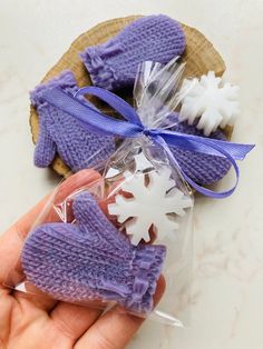 20sets Christmas Party Soap Favors Winter Theme Knitted - Etsy Holiday Gifts For Coworkers, Snowflake Soap, Inexpensive Holiday Gifts, Gender Reveal Party Favors, Soap Gifts, Nautical Themed Party, Party Favors For Adults, Knitted Mittens, Handmade Soap Bar