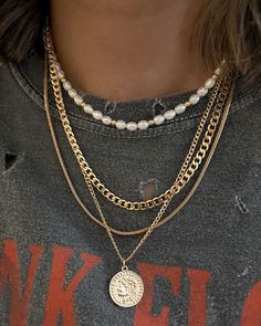 New Arrivals Trendy Jewelry 2023, Layered Necklace Aesthetic, Necklace Outfit Ideas, Layered Necklaces Outfit, Layered Accessories, Accessories Layering, Choker Necklace Designs