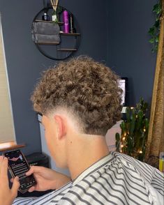 Burst Fade Mohawk Curly Hair, Mens Burst Fade, Burst Fade Haircut, Curly Hair Taper, Curly Hair Designs, Burst Fade Mohawk, Taper Fade Short Hair