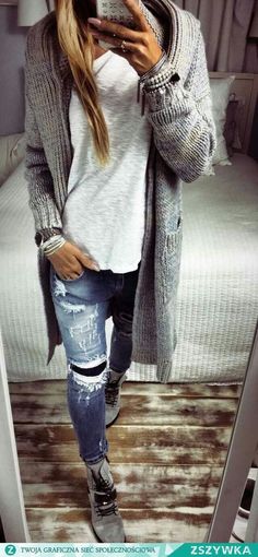 Love these jeans. Distressed Jeans Outfit, Jeans And T Shirt Outfit, Classy Fall Outfits, Moda Jeans, T Shirt And Jeans, 가을 패션, Looks Style