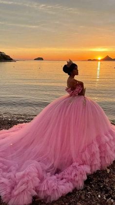 Mariachi Quinceanera Dress, Quinceañera Photoshoot Ideas, Quince Photoshoot Ideas, Quince Photoshoot, Quince Pictures, Xv Dresses, Quinceanera Pink, Quinceanera Themes Dresses, Quinceanera Photoshoot