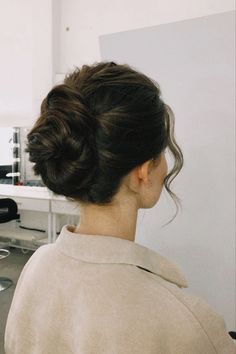 Chic Wedding Updo, Old Money Bun Hairstyles, Classy Updo Hairstyles Elegant Wedding, Wolf Cut Without Bangs, Round Curly Cut, Curly Wolf Cut With Bangs, Long Curly Cut, Curly Cut With Bangs, Curly Wolf Cut