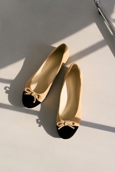 Chic Ballet Flats With Rubber Sole For Galas, Elegant Court Shoes With Rubber Sole, Fall Flat Court Shoes, Ballet Flats With Removable Insole For Galas, Chic Court Shoes With Rubber Sole For Spring, Chic Spring Court Shoes With Rubber Sole, Flat Court Shoes For Workwear, Chic Ballet Flats For Galas, Flat Court Shoes For Evening