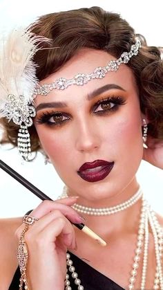 1920s Evening Makeup, 1920s Makeup Inspiration, Gatsby Make Up And Hair, 1920s Make Up Tutorial, 1920s Halloween Makeup, Flapper Era Hairstyles, Gatsby Style Makeup, Flapper Costume Hair, The Great Gatsby Makeup Looks