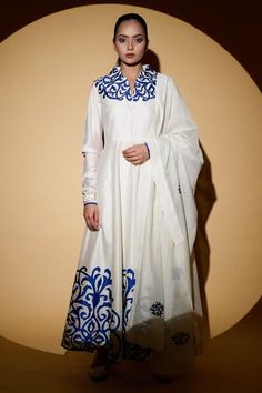 Shop for Taika by Poonam Bhagat White Chanderi Applique Anarkali Set for Women Online at Aza Fashions Ivory Anarkali, V Neck Anarkali, Chanderi Anarkali, Silk Anarkali, Embroidered Anarkali, White Kurta, Denim Maxi Dress, Handmade Embroidery Designs, Kurti Designs Party Wear