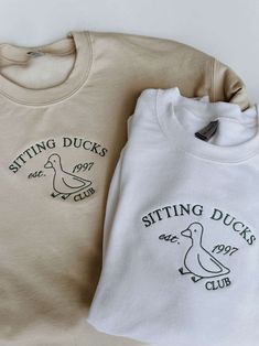 The Sitting Ducks Club Embroidered Sweatshirt 2D Crewneck Sweatshirt All Over Print Sweatshirt is the epitome of comfort and style. Designed for both men and women, this sweatshirt is a must-have addition to your wardrobe. With its unique all-over print, this sweatshirt is not your average piece of clothing. The intricate design showcases a playful and vibrant pattern of sitting ducks, making it a standout piece that will turn heads wherever you go. The attention to detail in the embroidery is i Cool Crewneck Sweatshirt, Embroidered Machine Ideas, Cute Crewneck Sweatshirt Design, Cute Embroidered Crewneck, Ideas For Embroidery On Clothes, Cute Tees For Women, Embroidery Best Friends, Cute Crew Neck Sweatshirts, Embroidered Duck Simple