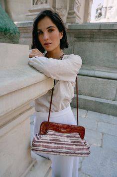 Maxi bag clutch with a feminine and versatile design. 


 Recycled textile in brown tie dye print    
Magnet closure  in brown embossed mock croc finish leather
shoulder strap
Gold-tone hardware
Cotton satin lining with zipper pocket
Made in Spain
H19.5cm x W39cm x D12cm Brown Formal Shoulder Bag For Summer, Formal Brown Shoulder Bag For Summer, Brown Clutch, Printed Magnets, Zebra Design, Textile Bag, Brown Tie, Black Tie Dye, Tie Dye Print