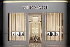 an entrance to a store with two windows and the words versa written on each window