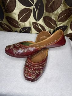 Traditional, handmade Punjabi jutti for women. Length: 10in/25.5cm  Width: 3.25in/8.5cm Estimated Size:  US Women's 6 UK Women's 4 Festive Flats For Transitional Season, Festive Flats For Festivals, Bohemian Flats For Festive Season, Transitional Season Cutdana Flats, Transitional Bohemian Flats, Jutti Punjabi, Punjabi Jutti, Labour Day, Beauty Book