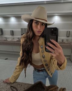 Houston Rodeo Outfit, Country Concert Outfits, Houston Rodeo, Classy Cowgirl, Cowgirl Style Outfits, Fits Ideas, Southern Outfits, Western Wear Outfits, Looks Country