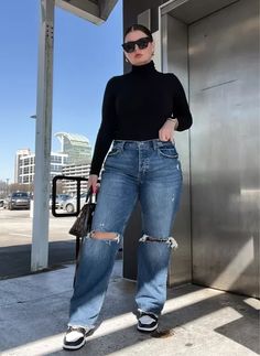 Baggy Jeans Outfit For Plus Size, Baggy Jeans And Turtleneck, Style 90s Baggy Jeans, Plus Baggy Jeans Outfit, 90s Wide Leg Jeans Outfit Winter, Plus Size Outfit With Jeans, How To Style Baggy Jeans Plus Size, Plus Size Loose Jeans, Clothing Style Inspiration