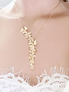 Valentine's Day Wedding Jewelry With Adjustable Chain, Valentine’s Day Wedding Jewelry With Adjustable Chain, Elegant Gold Flower Necklace For Wedding, Elegant Adjustable Personalized Flower Necklace, Feminine Gold Jewelry With Flower Decoration, Gold Necklaces With Flower Decoration For Wedding, Gold Jewelry With Flower Decoration For Gift, Gold Necklace With Flower Decoration For Wedding, Delicate Gold Necklace For Bridesmaids