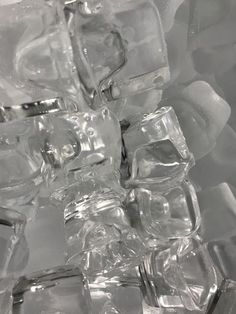 many ice cubes are piled together on top of each other