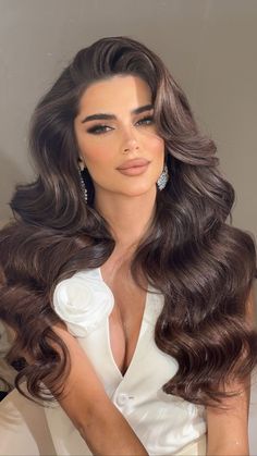 Volume Prom Hairstyles, Big Curly Prom Hair, 60s Hollywood Hair, Hollywood Glam Long Hair, Extra Long Bridal Hair, Big Hair Wedding Hairstyles, Bride With Long Hair, Vintage Hollywood Hair Wedding, Glamorous Waves Hair