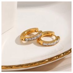 These gorgeous 14K Gold Huggie Hoop Earrings are 20mm, 14K gold plated with stainless steel and high quality cubic zirconia. The 14K Gold Huggie Hoop Earrings make the perfect gift for birthdays, Christmas Gifts, formal attire, business or casual. These earrings are also tarnish free, water proof and hypoallergenic. Order your 14K Gold Huggie Hoop Earrings now with our FREE & fast same day shipping! Shine Like A Diamond, Gold Huggie Hoop Earrings, Simple Hoop Earrings, Tiny Hoop Earrings, Photo Necklace, Hoop Earrings Gold, Diamond Earring, Moissanite Jewelry, Cloth Bag