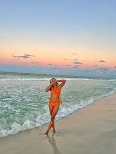 Sitting On Beach Pictures, Beach Sunset Inspo Poses, Simple Beach Poses Instagram, Beach Poses Standing Up, Insta Sunset Pics, Beach Instagram Inspiration, Standing Beach Poses By Yourself, Sunrise Beach Insta Pics, Cute Sunrise Beach Pictures