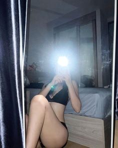 Body Aesthetics Women, Risky Pictures, Selfie Mirror, Hot Poses, Mirror Selfie Poses, Self Portrait Poses, Selfie Poses Instagram, Foto Tips, Mirror Photo