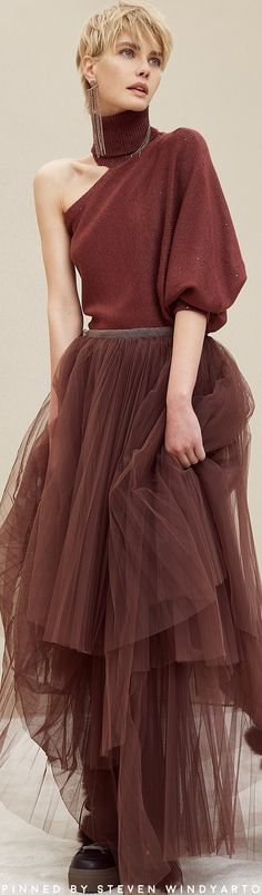 Brunello Cucinelli Fall Winter 2018 Fashion Show #fall2018 #fw18 #womenswear #brunellocucinelli Ruffled Skirt, Future Fashion, Brown Dress, Fashion Mode, Fashion Poses, Trendy Dresses