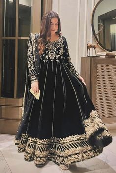 Pakistani Gowns, Pakistani Women Dresses, Heavy Dresses, Velvet Dress Designs, Desi Outfits, Pakistani Fancy Dresses, Beautiful Pakistani Dresses, Casual Fridays