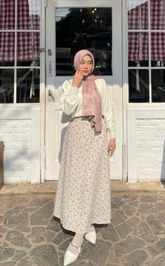 Spil Produk bisa langsung cek profil iya kak 😉 Ootd Korean Style Hijab, Korean Style Hijab, Ootd Korean Style, Outfit Hijab Casual, Outfit Korean Style, Hijab Trends, Outfit Korean, Style Hijab