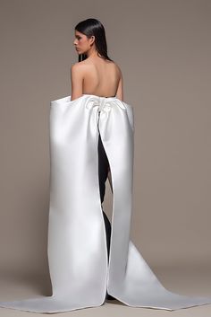 Description Black-White Column, Long dress Sleeveless Open neckline Strapless Dry Clean Made in Spain SKU BENETUTTI Edgy Bridal, Gown With Cape, Goth Wardrobe, Off Shoulder Ball Gown, Strapless Evening Gowns, Dress Elegant Long, Prom Dresses Elegant, Strapless Evening Dress, Off Shoulder Gown