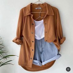 Casual Summer Outfits For Women 20s Classy, Comfy End Of Summer Outfits, Casual Outfits For San Francisco, Fall Shorts Outfit Casual, Women’s Beach Fashion, Cute Simple Date Outfits Summer, Summer Brunch Date Outfit, Boho Suits Women, Summer Casual Going Out Outfits