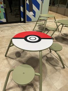 Découvrez cette incroyable table thématique Pokéball à Shibuya ! Un mélange parfait entre l'esthétique Pokémon et le design moderne. Une opportunité photo unique ! #kawaii #japan #nanikoko #fyp #pokemon #shibuya #pokeball #design Japan Tourist, Japanese Items, Japanese Characters, Tourist Information, Vanuatu, Unique Photo, Subscription Boxes, Sierra Leone, Pitcairn Islands