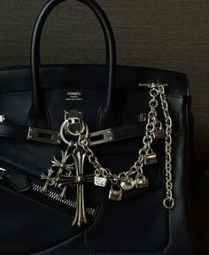 Birkin Bag Aesthetic, Charms Aesthetic, Chains Aesthetic, School Bag Essentials, Accessorize Bags, Givenchy Bag, Bag Aesthetic, Brooklyn Baby, Heart Bag