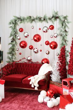 family christmas portrait setup idea red and silver Christmas Party Backdrop, Christmas Booth, Photo Backdrop Christmas, Xmas Photos, Christmas Photo Booth, Christmas Portraits, Christmas Shoot