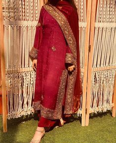 Pakistani Fancy Dresses, Pakistani Dresses Casual, Pakistani Fashion Party Wear, Salwar Kamiz, Beautiful Pakistani Dresses, Traditional Indian Outfits, Maroon Dress, Kurti Designs Party Wear, Simple Pakistani Dresses