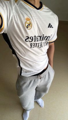 Real madrid Men Chill Outfit, Soccer Jersey Outfit Men Fashion, Real Madrid Jersey Outfit, Real Madrid Outfit, Hombres Aesthetic, Jersey Outfit Men, Gym Clothes For Men, Madrid Outfits, Real Madrid Jersey