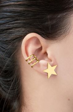 D E T A I L SThese Star stud earrings are made of 18k Gold plated /White gold plated copper. These earrings are sold as a pair. The listing is only for the star earrings ( it does not include the cartilage cuff).S I Z EThese earrings are approx 0.75x0.75 inch / 2x2 cmC A R E • I N S T R U C T I O N SRemove your jewelry before swimming, bathing, or exercising. Put on your jewelry after cosmetics, perfume, and lotions have been absorbed.Use a soft microfiber cloth to wipe your jewelry after wear a Minimal Hoop Earrings, Safety Pin Earrings, Star Stud Earrings, Stud Earrings Gold, Ear Earrings, Star Earrings Stud, Star Studs, Earrings Photo, Gorgeous Earrings