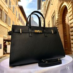 Leather Bags For Women, Handmade Leather Bags, Chic Purses, Luxury Leather Bag, Cobblestone Streets, Italian Bags, Italian Leather Bags, Black Leather Bag, Large Leather Tote