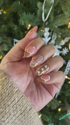 Nail Inspo Christmas Gingerbread, Short Christmas Nails Gingerbread, Gingerbread Nails Design, Christmas Nail Ideas Gingerbread, Short Easy Christmas Nail Designs, Gingerbread Nails Almond, Christmas Nail Gingerbread, Gingerbread Nails Simple, Easy Gingerbread Nails