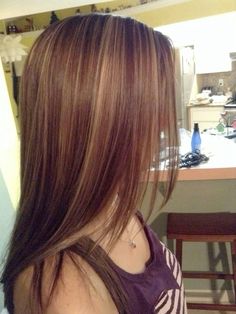 Brunette Hair With Blonde Highlights 2000s, Starburst Hair Color, Brown Auburn Hair Color With Highlights, Brown Hair Dye With Highlights, Hair Highlights For Auburn Hair, Medium Auburn Hair Color With Highlights, Auburn Streaks In Brown Hair, 200s Highlights, Simple Dyed Hair