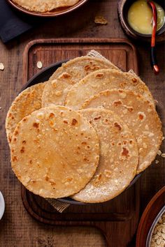 Top view of 6 Oats Flour roti (flatbreads) placed on a black plate. Gluten Free Roti Recipe, Gluten Free Roti, Oats Flour, Oat Flour Recipes, Gluten Free Flatbread, Roti Recipe, Paratha Recipes, Flatbread Recipes