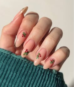 Nail Designs Christmas Holiday, Easy Christmas Nails Simple, Winter Christmas Nails Simple, Easy Holiday Nails, Minimal Christmas Nails, Simple Christmas Nails Short, Short Christmas Nails Simple, Simple Holiday Nails, Green Christmas Nail Ideas