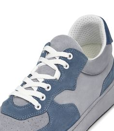 Versatili e confortevoli, le nostre sneakers sono realizzate in pelle scamosciata grigia e blu e rivelano una punta arrotondata, lacci bianchi, fodera in pelle traspirante traforata, logo impresso sulla patch posteriore e suola in gomma ricoperta in pelle scamosciata. Da indossare tutti i giorni con jeans e pantaloni casual. Gray Suede Sneakers With Contrast Sole, Sporty Blue High-top Sneakers With Textured Sole, Blue Suede Sneakers With Perforated Toe Box, Blue Leather High-top Sneakers With Perforations, Gray High-top Sneakers With Perforations And Round Toe, Blue Lace-up High-top Sneakers With Perforations, Blue Suede Sporty Sneakers, Blue Suede Sneakers With Textured Sole, Gray Suede Sneakers With Round Toe