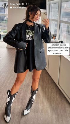 Cowgirl Boots And Blazer Outfit, Jason Derulo Concert Outfit, Cowboy Street Style, Cowgirl Outfits Fall, Blazer With Cowboy Boots, Justin Timberlake Concert Outfit Ideas, Cowboy Boots And Shorts Outfit