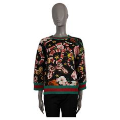 100% authentic Gucci sweatshirt in black viscose (67%), metallized fiber (29%) and nylon (4%). Features multicolor Gucci Garden print, lurex red-green web neck, cuffs and hem. Unlined. Has been worn and is in excellent condition. 2016 Gucci Garden Capsule Collection Measurements Tag Size M Size M Shoulder Width 54cm (21.1in) Bust From 112cm (43.7in) Waist From 108cm (42.1in) Hips From 98cm (38.2in) Length 60cm (23.4in) Side Seam Length 36cm (14in) Sleeve Length 41cm (16in) All our listings include only the listed item unless otherwise specified in the description above. Gucci Sweatshirt, Gucci Garden, Green Web, Cable Knit Turtleneck Sweater, Gucci Outfits, Dapper Style, Garden Print, Knit Wrap, Wrap Cardigan