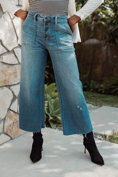 How To Wear Wide Leg Cropped Jeans, Hidden Jeans, Cropped Jeans Outfit, Fashion Essay, Wide Leg Jeans Outfit, Cropped Wide Leg Jeans, Jeans Outfits, Look At You, Pocket Detail